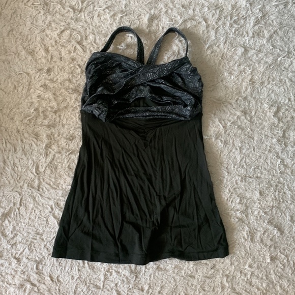 Lululeomn wrap it up tank gator green built in bra - Picture 4 of 6